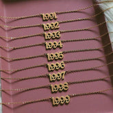 Gargantilla de cadena dorada con fecha de cumpleaños de los años 90